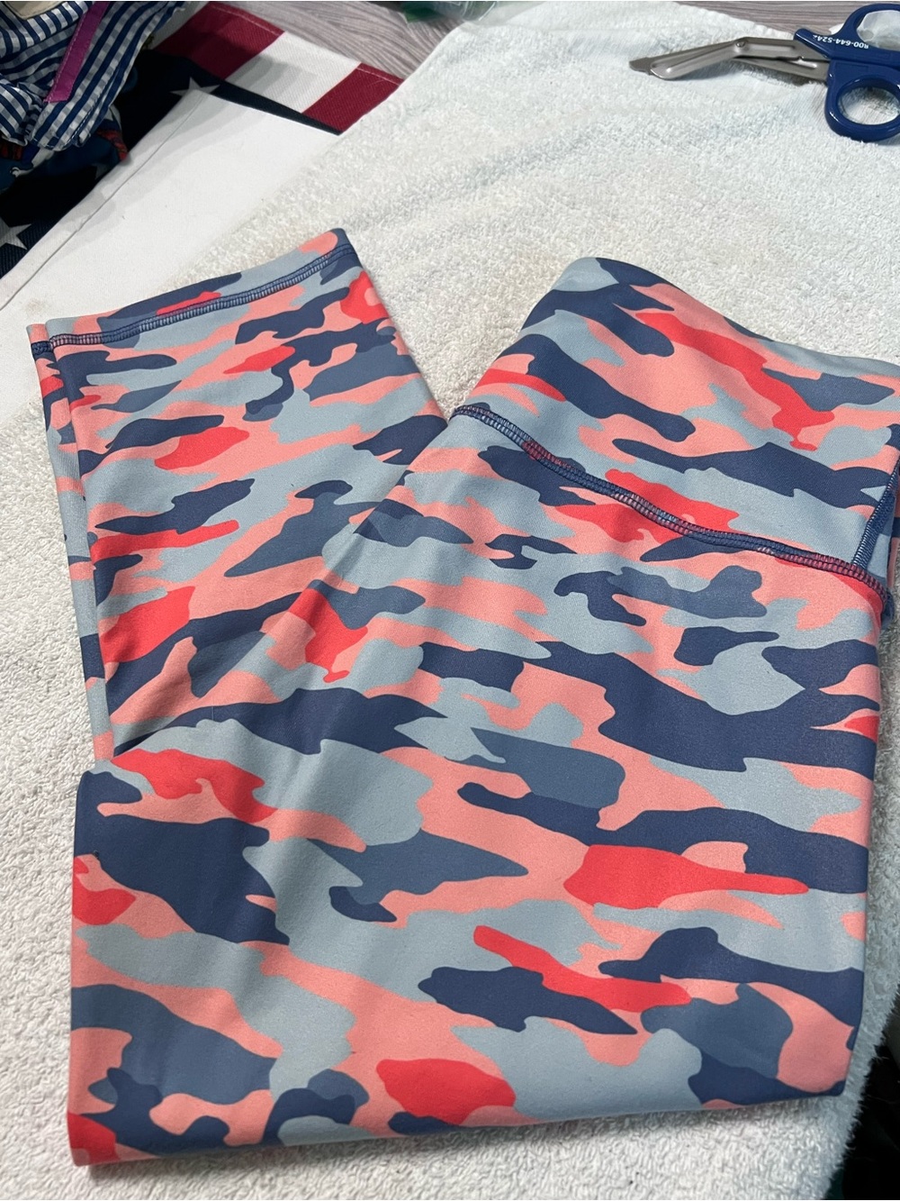 Old Navy Active Elevate Go-Dry Leggings Women’s L Petite Pink Navy Camo Athletic